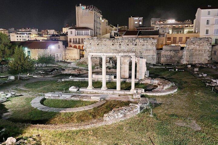 Night Tour of the City of Athens with Guide in Spanish
