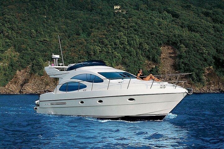 Santorini Caldera: Private Flybridge Yacht Experience