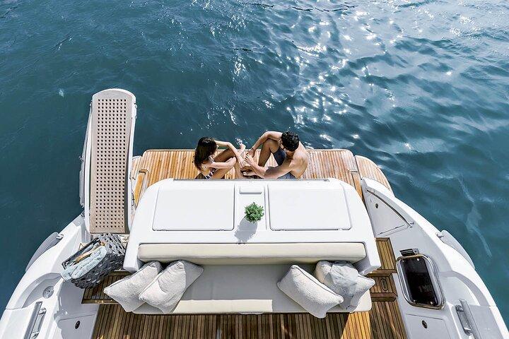 Santorini Caldera: Private Flybridge Yacht Experience