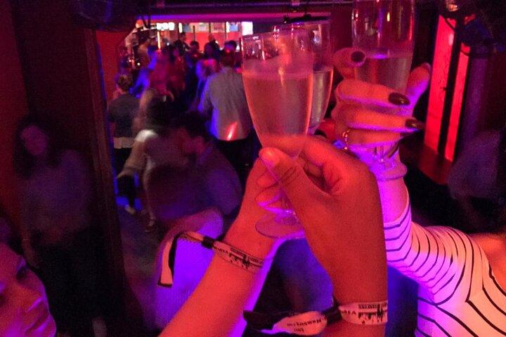 Ladies Night Party Tour in Hamburg including cocktail, sparkling wine and shots