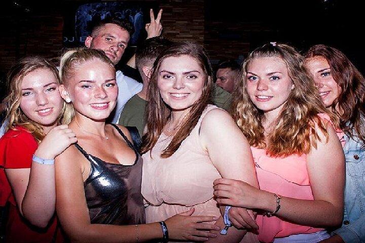 Ladies Night Party Tour in Hamburg including cocktail, sparkling wine and shots
