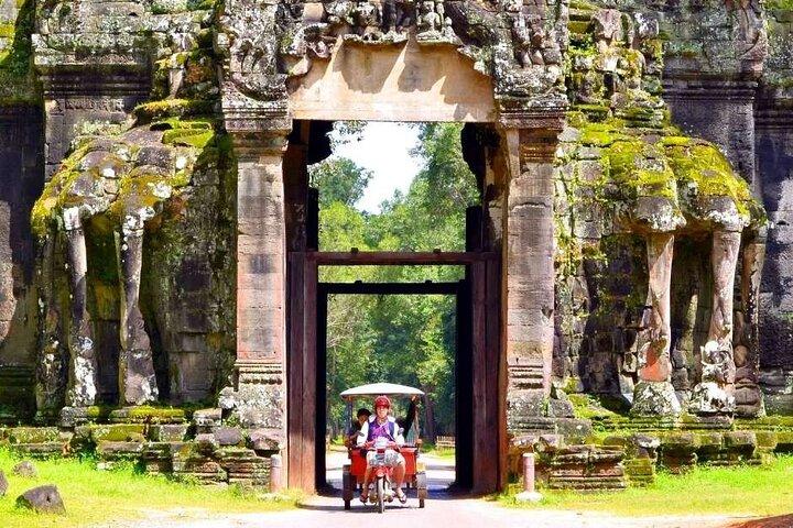 Private must-visit Temples Tour with Guide & Tuk Tuk