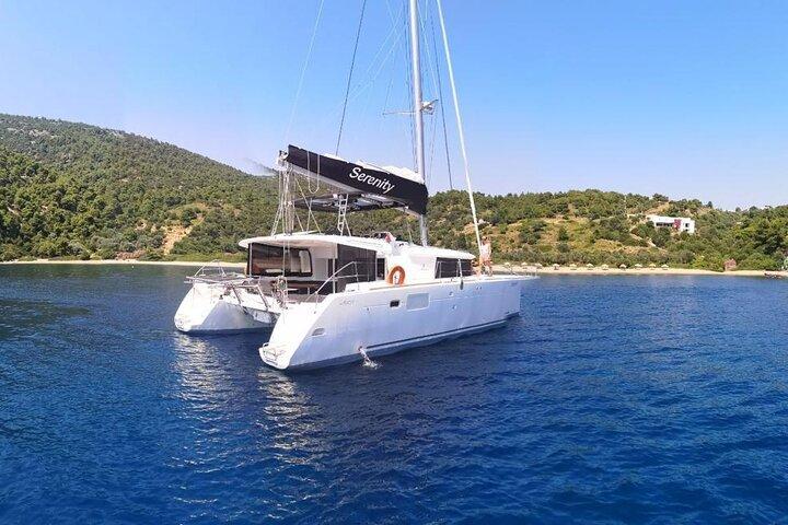 Santorini Oia: Private Day Cruise with Fresh Fish BBQ & Drinks
