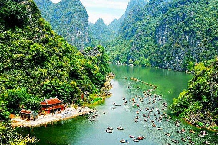 Full-Day Trang An, Hoa Lu and Mua Cave Tour with Lunch