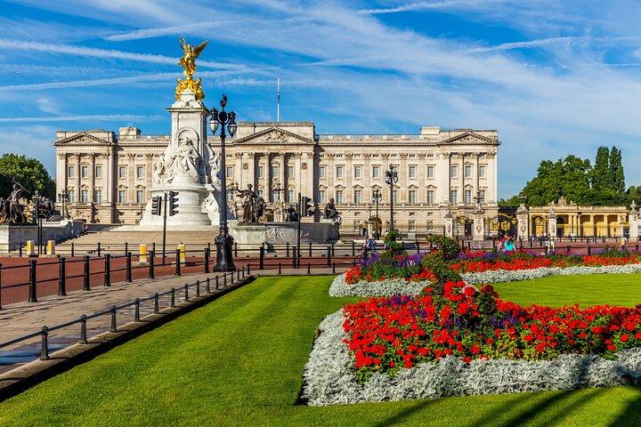 Buckingham Palace Exterior and Royal History Private Tour