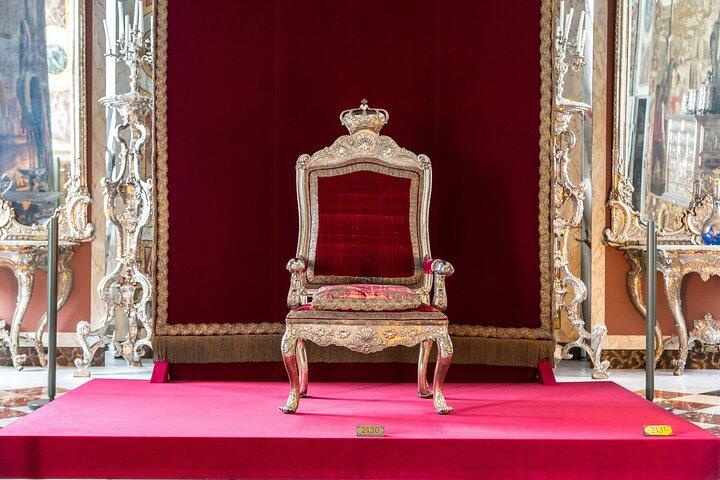 Buckingham Palace Exterior and Royal History Private Tour