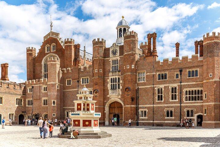 Skip-the-line Hampton Court Palace from London by Car