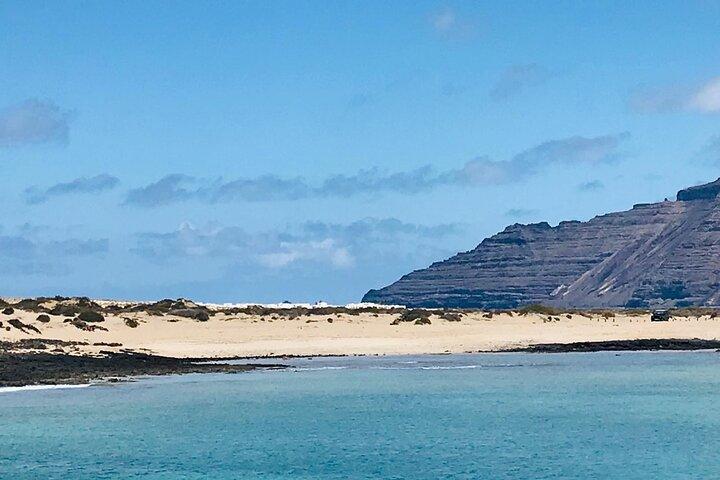 La Graciosa at your leisure (bus transfer and return ferry ticket)