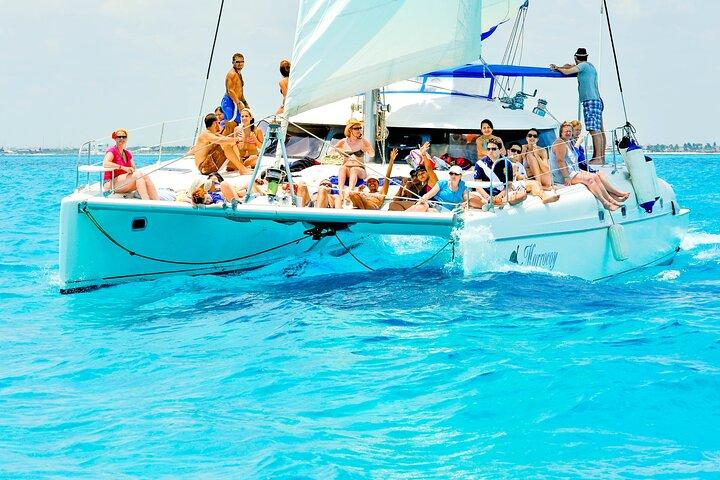 Catamaran to Isla Mujeres Snorkeling Tour with Open Bar and Lunch