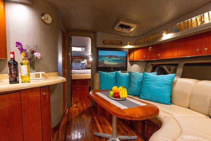 Luxury 42' Yacht Tour in Cabo for Snorkeling and Sunset