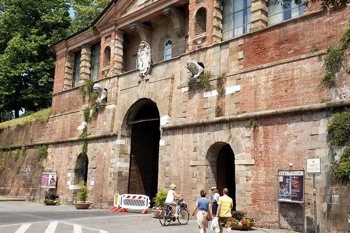 Walking tour of Lucca and its walls