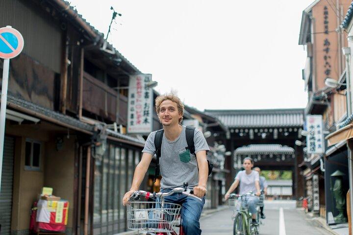 Explore Hidden Alleyway with a Local Expert (Morning tour)