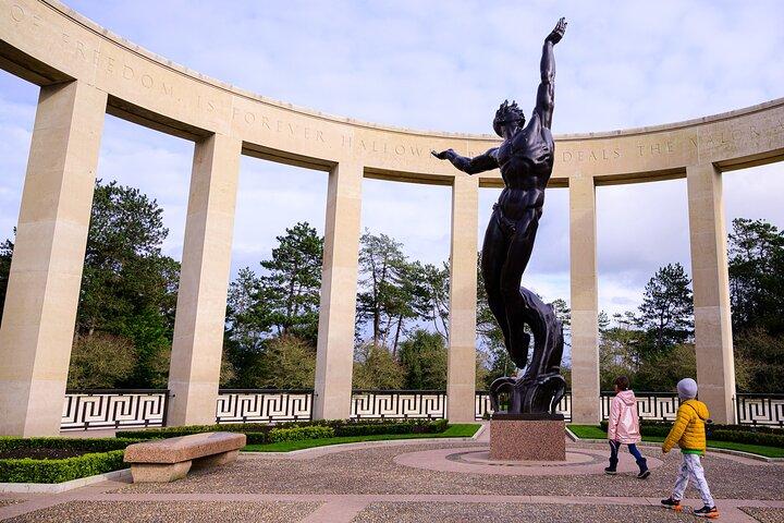 Normandy D-Day Tour: Omaha Beach, Pointe du Hoc & Cemetery