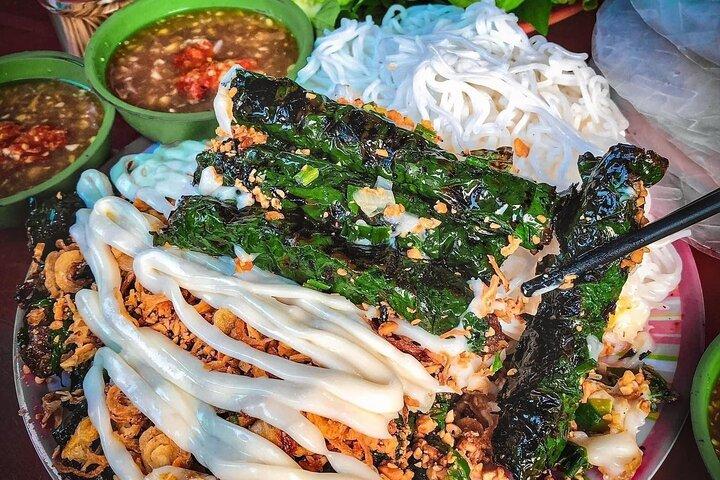 Private Street Food Tour by Motorbike/Car with Local Students