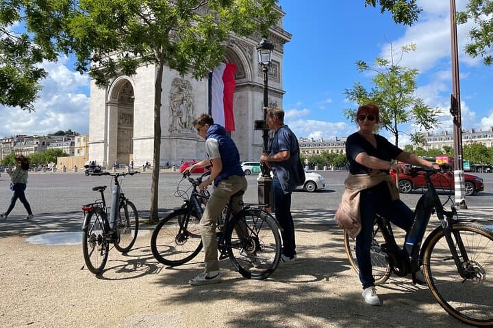 Private Paris E-bike city highlights tour
