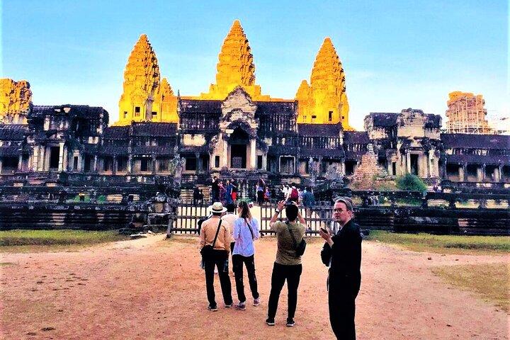 Personalized Angkor Wat Sunrise Guided Tour by TukTuk