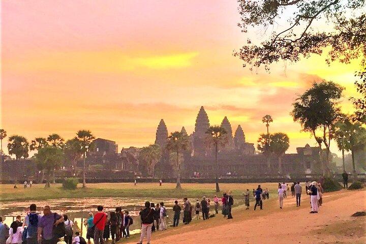 Personalized Angkor Wat Sunrise Guided Tour by TukTuk