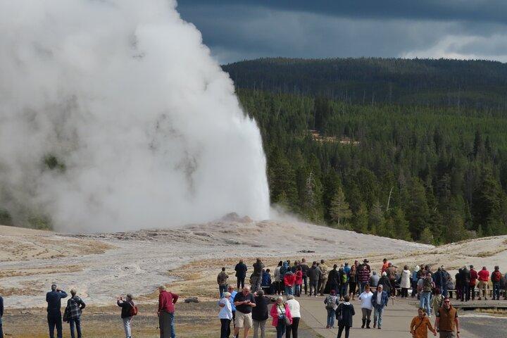 Lower Loop Van Tour from West Yellowstone: Grand Prismatic and Old Faithful