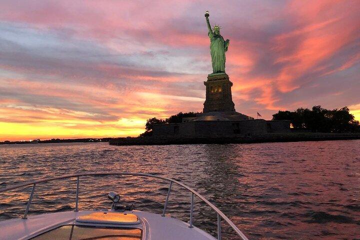 Best Private Luxury Sunset Boat Tour in New York City - 1 Hour