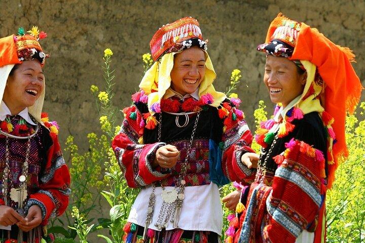 From Hanoi: 2-Day Overnight Sapa Tour by Luxury Van Limousine