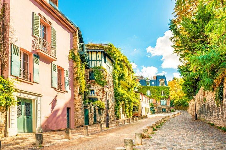 Paris: "Montmartre" Scavenger Hunt and Sights Self-Guided Tour