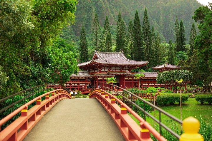 Oahu Majestic Circle Island Tour with Waimea Falls and Byodo Inn