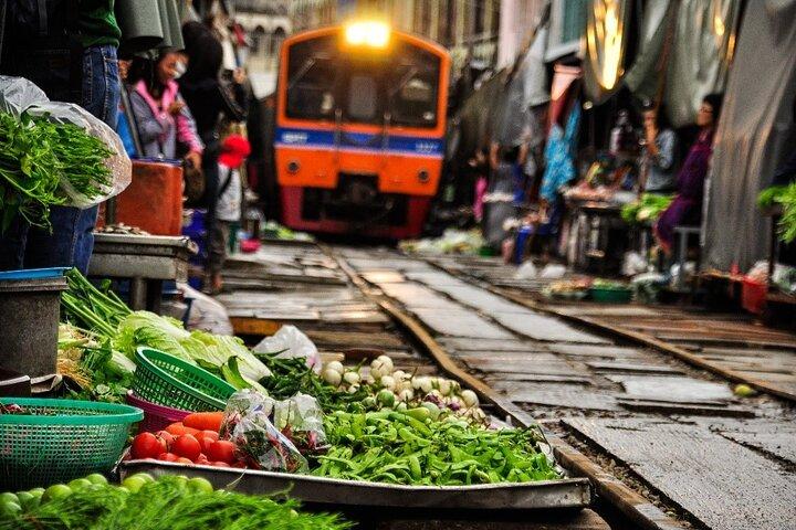 Half-Day Private Tour Railway Market and Floating Market from Bangkok