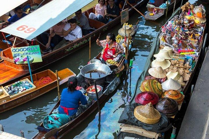 Half-Day Private Tour Railway Market and Floating Market from Bangkok
