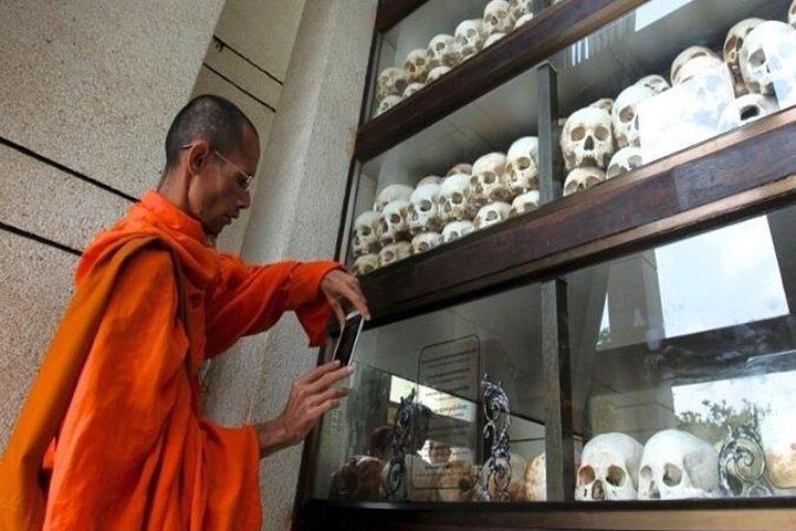The killing field and Toul Sleng Genocide museum (S21) Tour