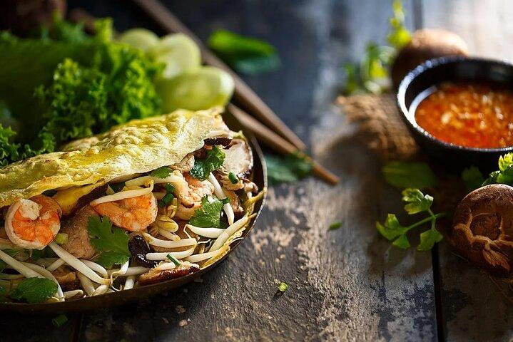Private Jeep Tour Saigon by Night: Foodie & City Tour