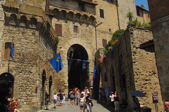 Volterra and San Gimignano: a taste of medieval Tuscany!