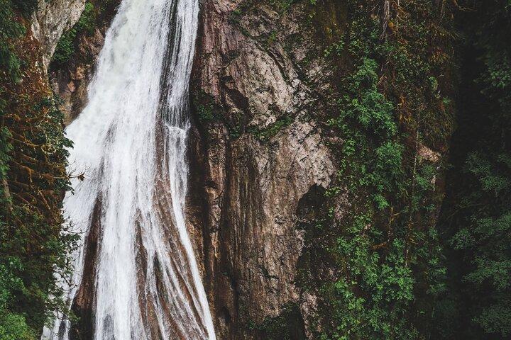 Visit Snoqualmie and Hike to Twin Falls (Transportation included)