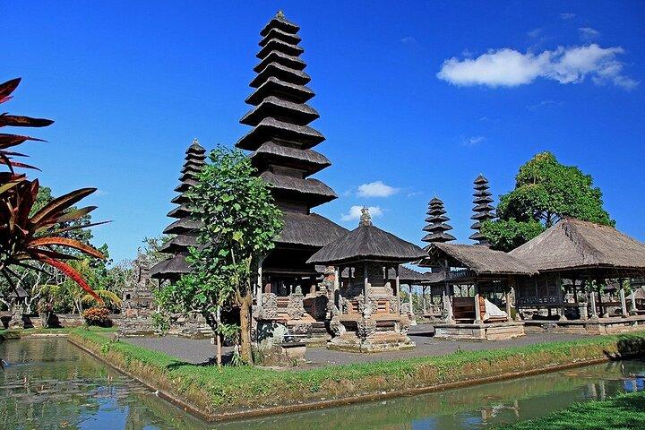 Bali Private Tour: Ulun danu Temple, Iconic Handara Gate & Tanah lot sunset.