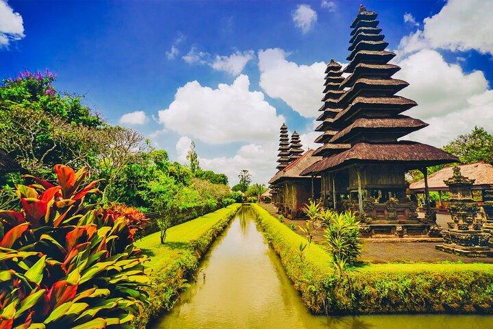 Bali Private Tour: Ulun danu Temple, Iconic Handara Gate & Tanah lot sunset.