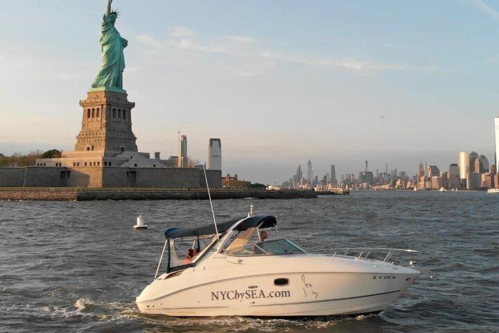 Best Private Luxury Sunset Boat Tour in New York City - 1 Hour