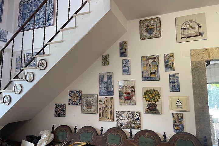 Tile painting experience and visit Azeitão wine cellar