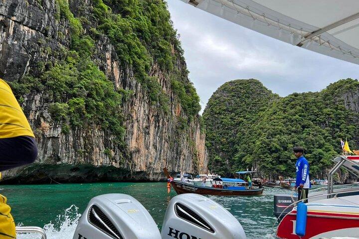 Phi Phi Islands Speedboat Full-Day Tour from Phuket +Buffet Lunch