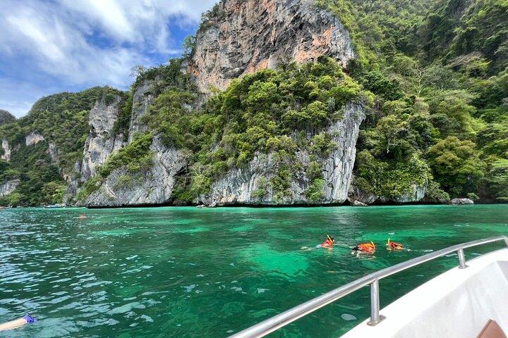 Phi Phi Islands and Maya Bay Tour by Speedboat from Krabi