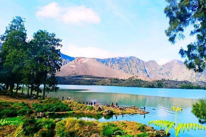 3D/2N Rinjani trekking summit,lake and hot springs.