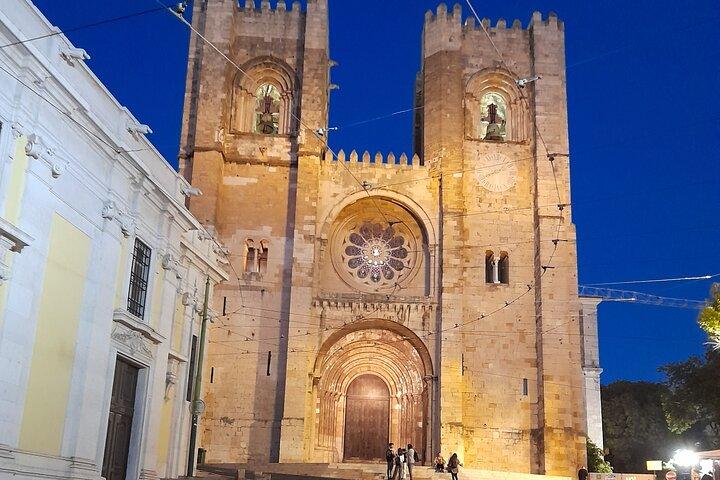 1-hour private eco tuk-tuk tour for up to 6 people through Lisbon