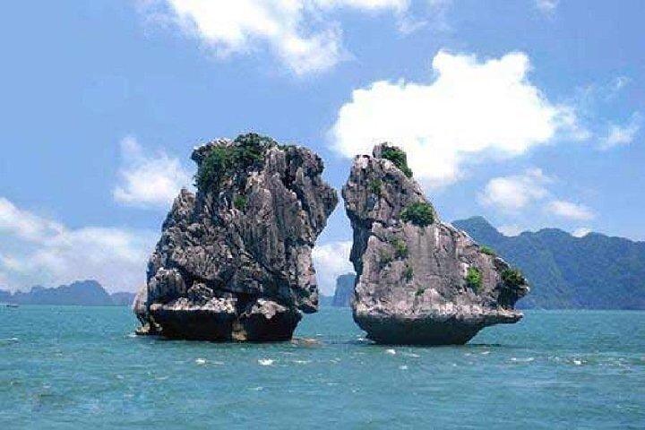 Halong Bay Private Day Tour (Halong 5-star Cruise, Car, English Guide, Cave, Titop, Buffet, Kayaking)