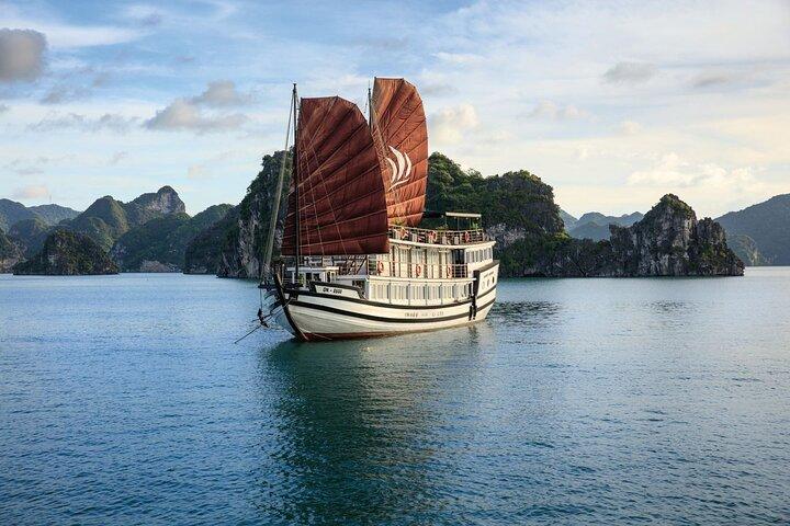 Halong Bay Overnight Cruise from Hanoi by Expressway Transfer