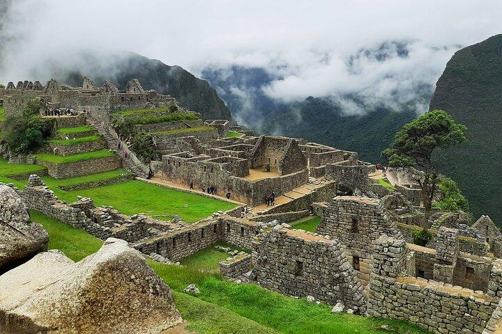Short Inca Trail hike to Machupicchu 2 days 1 night