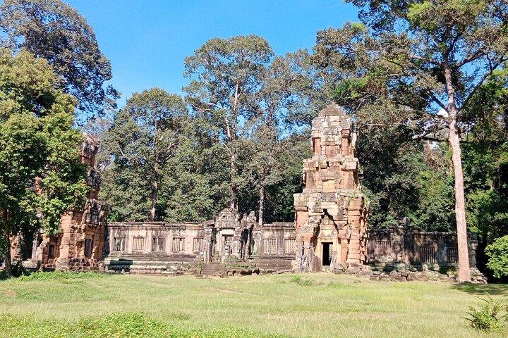 Full-Day Angkor Temple Discovery with Banteay Srei by Tuk-Tuk