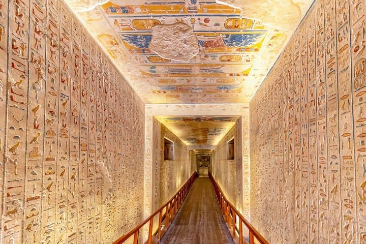 4 Days Aswan, Luxor & Abu Simbel Nile cruise by plane from Cairo