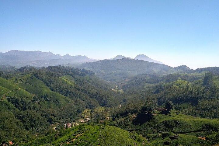3 Nights Private Deluxe Tour- Cochin/Munnar/Houseboat/Cochin