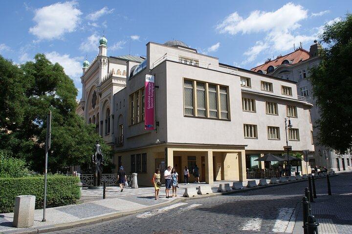 Skip-the-line Jewish Museum and Synagogues Private Tour
