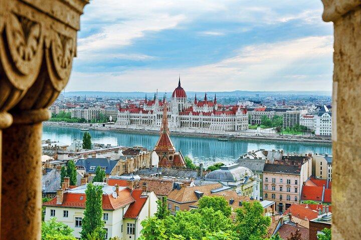 Budapest Scavenger Hunt & Highlights Self-Guided Walking Tour