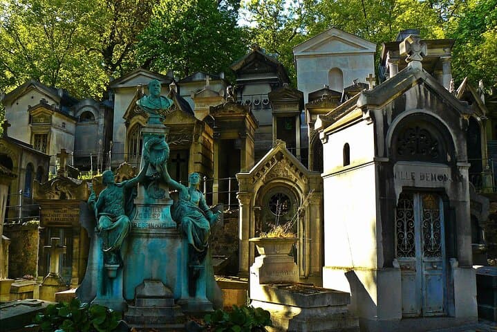 Paris: Haunted Père Lachaise Cemetery Guided Tour