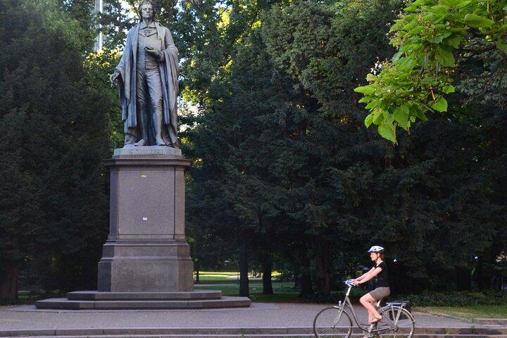 Bike tour Frankfurt: city tour by bike to Skyline, Goethe, and apple wine